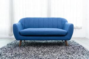 el sofá azul en la sala de estar foto