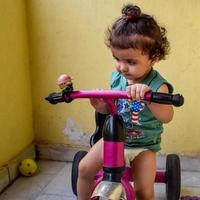 lindo niño shivaay sapra en el balcón de la casa durante el verano, dulce sesión de fotos de niño pequeño durante el día, niño pequeño disfrutando en casa durante la sesión de fotos