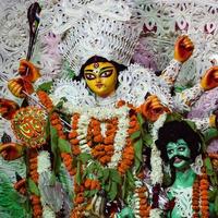 diosa durga con aspecto tradicional en una vista de cerca en un sur de kolkata durga puja, ídolo de durga puja, el festival hindú navratri más grande de la india foto