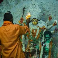 diosa durga con aspecto tradicional en una vista de cerca en un sur de kolkata durga puja, ídolo de durga puja, el festival hindú navratri más grande de la india foto