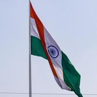 bandera india ondeando alto en connaught place con orgullo en el cielo azul, bandera india ondeando, bandera india el día de la independencia y el día de la república de la india, tiro inclinado, ondeando la bandera india, har ghar tiranga foto