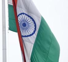 bandera india ondeando alto en connaught place con orgullo en el cielo azul, bandera india ondeando, bandera india el día de la independencia y el día de la república de la india, tiro inclinado, ondeando la bandera india, har ghar tiranga foto