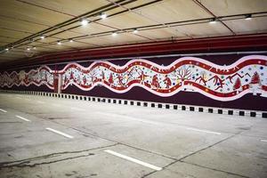 pm narendra modi dedica el túnel de pragati y cinco pasos subterráneos del proyecto del corredor de tránsito integrado de pragati maidan a la nación, el túnel de pragati se abre para el movimiento del tráfico, graffitis en el túnel de pragati foto