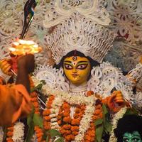 diosa durga con aspecto tradicional en una vista de cerca en un sur de kolkata durga puja, ídolo de durga puja, el festival hindú navratri más grande de la india foto