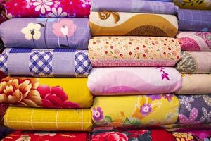 Variedad artística colores de tono de sombra sábanas apiladas en el estante de la tienda minorista para la venta foto