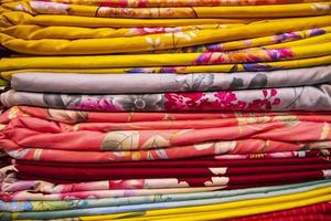 Variedad artística colores de tono de sombra sábanas apiladas en el estante de la tienda minorista para la venta foto