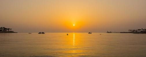 olas suaves en el mar durante el cálido amanecer de vacaciones en el panorama de Egipto foto