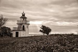 faro representado en sepia, spodsbjerg fyr en huntsted en la costa de dinamarca foto