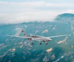 bayraktar tb2, vehículo aéreo de combate no tripulado de gran resistencia y gran altitud. vehículo aéreo no tripulado bayraktar tb2 deslizándose a través de las nubes. foto