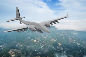 bayraktar akinci fotos aéreas de montañas y nubes. drone de combate bayraktar akinci en vuelo sobre las nubes.