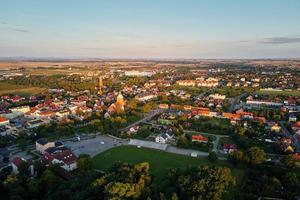 paisaje urbano de una pequeña ciudad europea, vista aérea foto