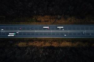 vista aérea de la carretera con coches en movimiento foto