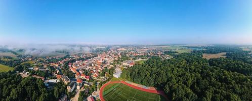 paisaje urbano de una pequeña ciudad europea, vista aérea foto