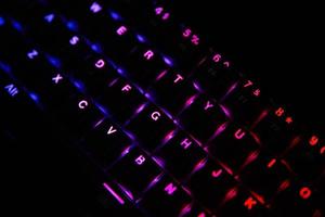 teclado rgb para juegos sobre fondo oscuro foto