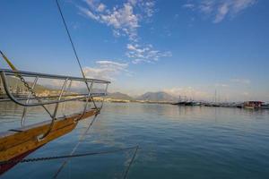paseo en barco durante las vacaciones de verano. días agradables y cálidos foto