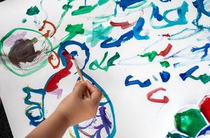 pintura infantil con acuarelas. concepto de educación foto