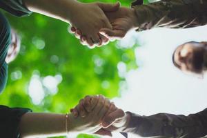 Cerrar personas cogidos de la mano concepto foto