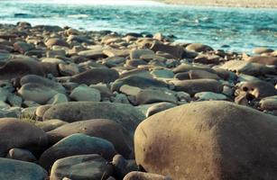 foto de paisaje de playa de guijarros