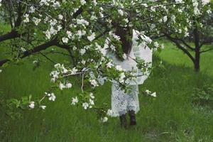 dama en la fotografía escénica del jardín floreciente foto