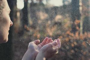 cerrar dama atrapando gotas de lluvia concepto foto