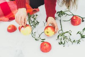 cerrar manzanas rojas tiradas en la nieve concepto foto