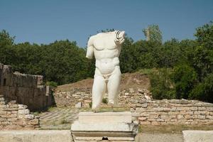 estatua en baños hadriánicos en la ciudad antigua de aphrodisias en aydin, turkiye foto