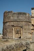 puerta frontinus en la ciudad antigua de hierápolis en pamukkale, denizli, turkiye foto