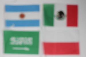 pelota de fútbol de cuero con banderas de equipos internacionales de los países participantes en el campeonato aislado en fondo blanco. Juego competitivo de equipos de fútbol. concepto de copa mundial. foto