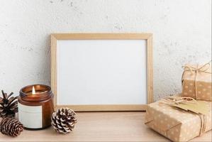 maqueta de marco de madera en blanco blanco con adornos navideños