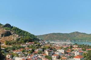 fethiye, turquía - 13 de noviembre de 2022. vista panorámica del puerto deportivo y la ciudad de fethiye a principios de otoño, día soleado, idea para papel tapiz o blog de viajes foto