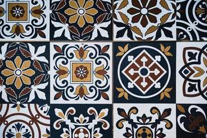 mosaico de azulejos antiguos, ideal para el fondo de artes y oficios, patrón de estilo oriental. el concepto de decorar una habitación o papel tapiz para publicidad foto