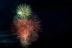 fuegos artificiales de colores brillantes sobre fondo negro. concepto de celebración y vacaciones. año nuevo, día de la independencia, festival del 4 de julio. brillantes explosiones de luces en el cielo. foto