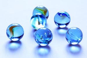 juguetes de mármol de cristal azul foto