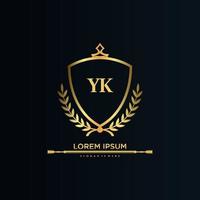 yk letra inicial con plantilla real.elegante con vector de logotipo de corona, ilustración de vector de logotipo de letras creativas.
