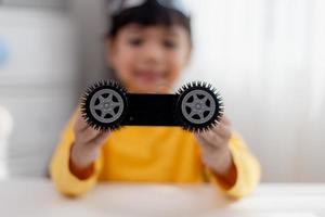 los estudiantes de asia aprenden en casa a codificar autos robot y cables de tableros electrónicos en tallo, vapor, ingeniería matemática, ciencia, tecnología, código de computadora en robótica para el concepto de niños. foto