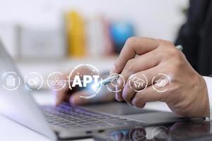 api - interfaz de programación de aplicaciones. herramienta de desarrollo de software. negocio, tecnología moderna, Internet y concepto de redes. foto