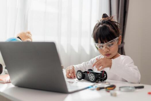 los estudiantes de asia aprenden en casa a codificar autos robot y cables de tableros electrónicos en tallo, vapor, ingeniería matemática, ciencia, tecnología, código de computadora en robótica para el concepto de niños. foto