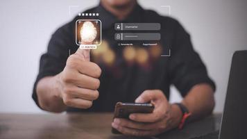 seguridad de la tecnología y la cibernética del futuro en Internet, el escaneo de huellas dactilares permite el acceso a la seguridad y la identificación de grandes empresas de datos, bancos y computadoras en la nube. foto