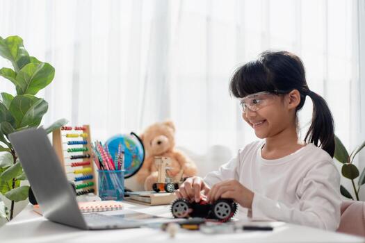 los estudiantes de asia aprenden en casa a codificar autos robot y cables de tableros electrónicos en tallo, vapor, ingeniería matemática, ciencia, tecnología, código de computadora en robótica para el concepto de niños. foto