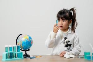 concepto de educación, ciencia, química y niños - niños o estudiantes con tubos de ensayo haciendo experimentos en el laboratorio escolar foto