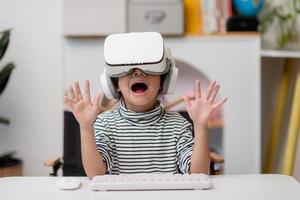 niña asiática con casco de realidad virtual. concepto de educación y tecnología de innovación foto