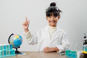 concepto de educación, ciencia, química y niños - niños o estudiantes con tubos de ensayo haciendo experimentos en el laboratorio escolar foto