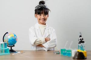 concepto de educación, ciencia, química y niños - niños o estudiantes con tubos de ensayo haciendo experimentos en el laboratorio escolar foto