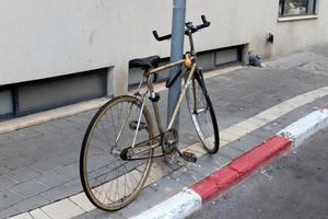 bicicleta en el parque de la ciudad cerca del mar. foto