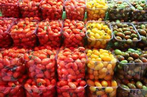 las verduras y frutas frescas se venden en un bazar en israel. foto