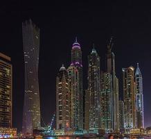 imagen de los rascacielos del puerto deportivo de dubai por la noche foto