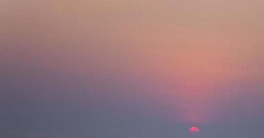 imagen de cielo dramático y colorido con sol durante la puesta de sol foto