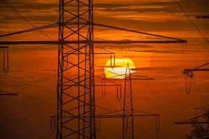 postes de energía en el sol de la tarde foto