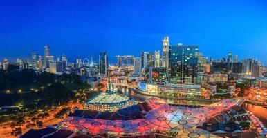 vista panorámica a vista de pájaro del horizonte de singapur y del distrito de entretenimiento de clarke quay foto