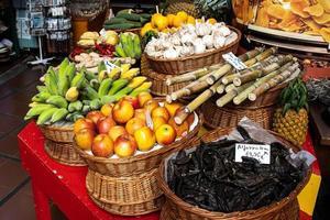 fruta en un mercado de alimentos en funchal madeira foto